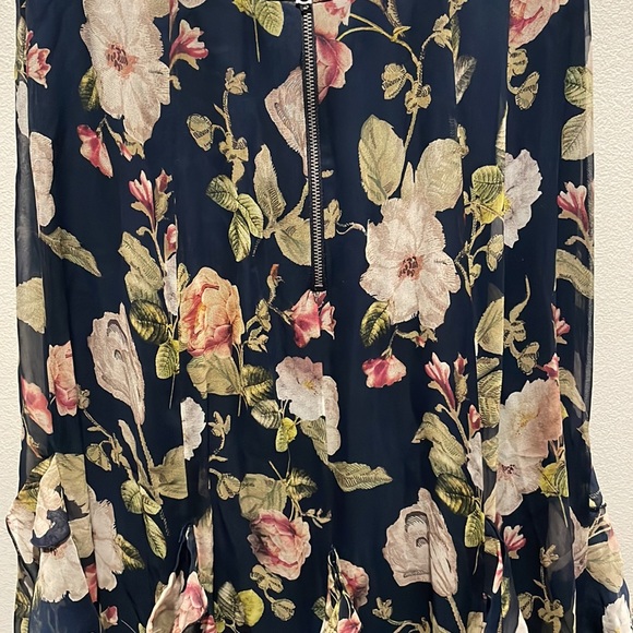 ALICE + OLIVIA Moody Floral Silk & Lace Skirt. Size 4 - Picture 7 of 11